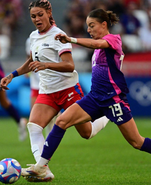 德国女足队员表现出色,斩获历史性胜利(德国女足队员表现出色,斩获历史性胜利的球员) 德国女足队员表现出色,斩获历史性胜利(德国女足队员表现出色,斩获历史性胜利的球员)